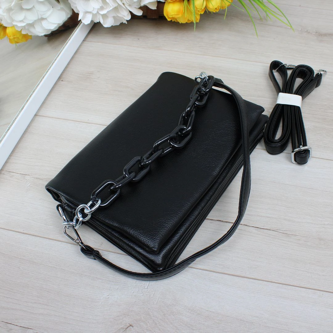 Чорна крос-боді сумка для студентки: компактна, містка та універсальна